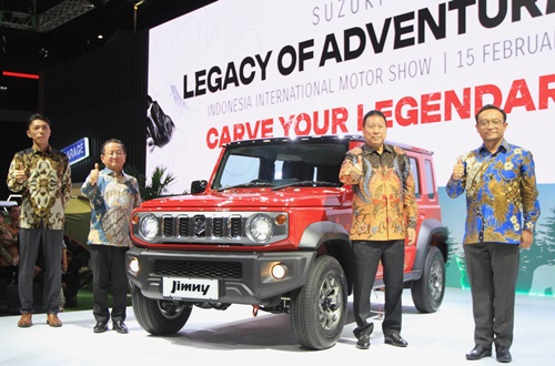 Jajaran manajemen PT SIS saat peluncuran Jimny 5-Door di IIMS.(foto: istimewa)